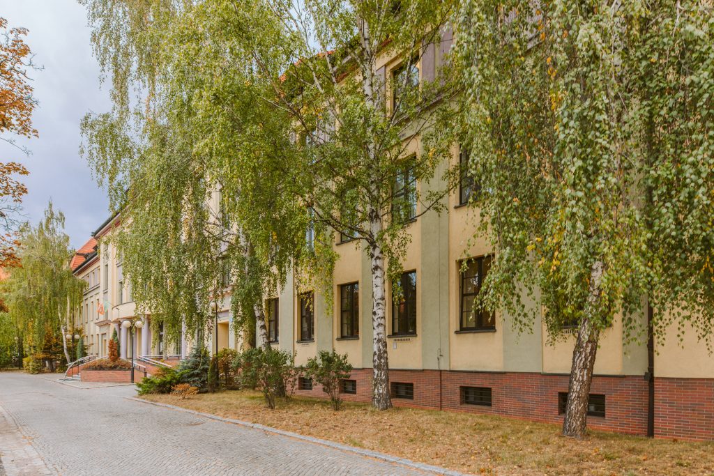 Żółty budynek