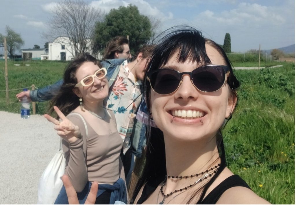 grupa uśmiechniętych ludzi