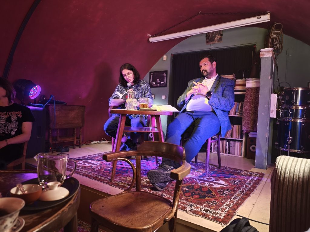 dwie osoby na scenie